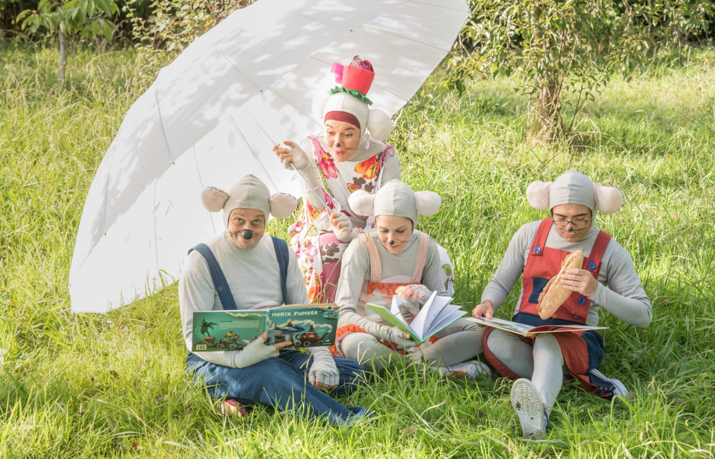 Os Ratos de Lonxedetodo coas maletas indo de viaxe.