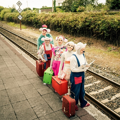 Os Ratos de Lonxedetodo nun camiño lendo un conto.
