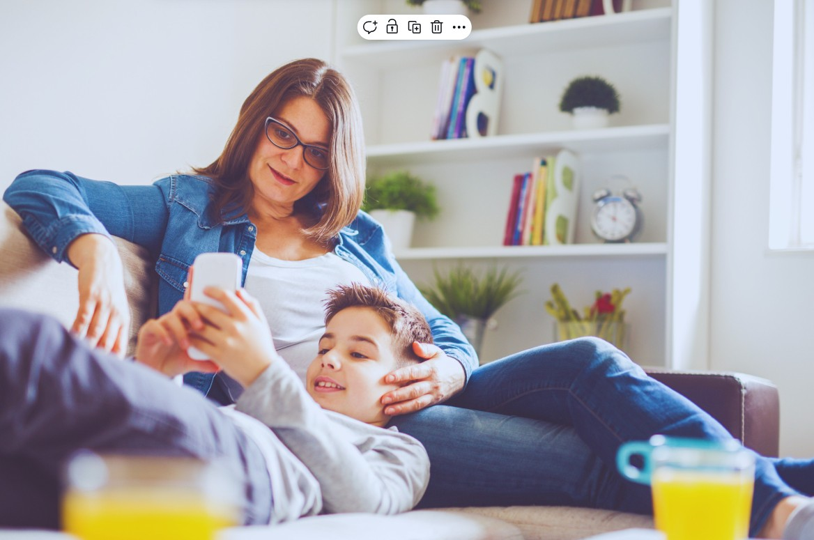 fotografía en color dunha nai e un fillo con móbiles no