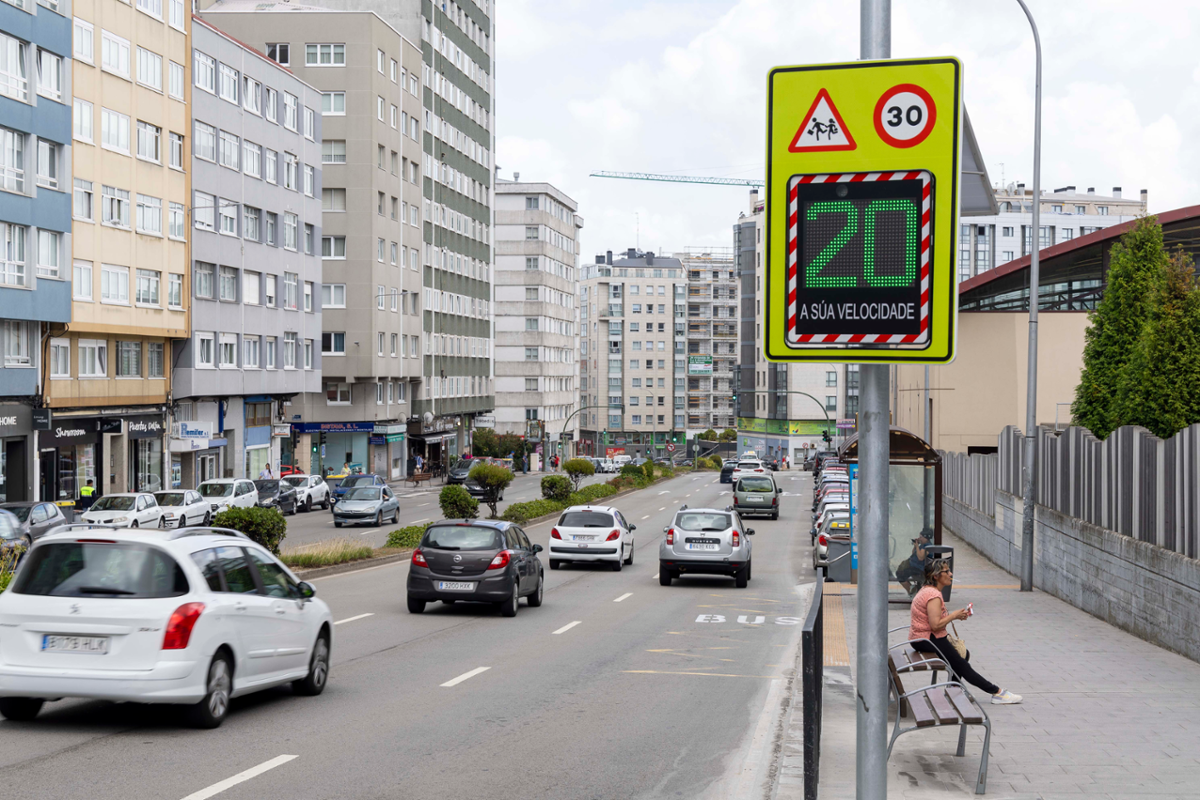 Vehículos ao seu paso pola rolda de Outeiro, nunha imaxe de arquivo