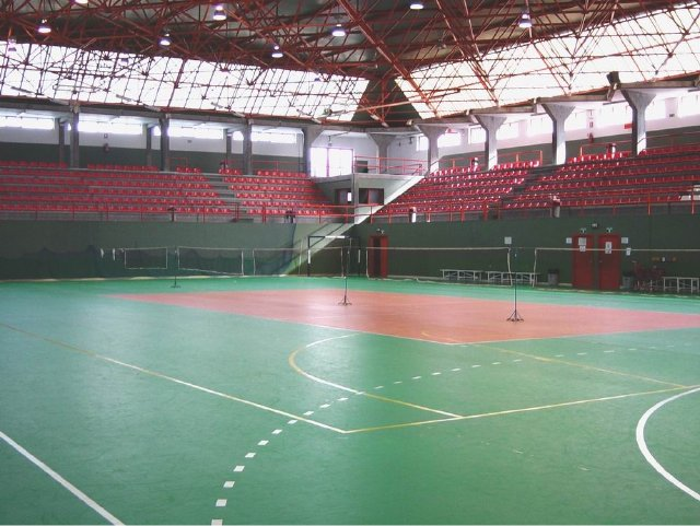 Vista interior pista polideportiva e vista parcial das bancadas.