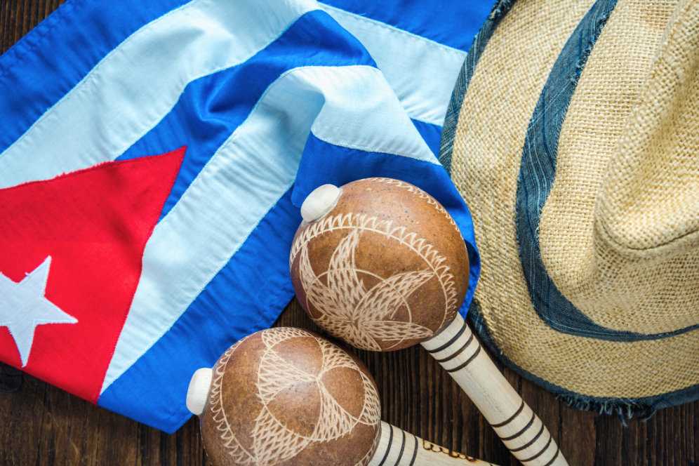 Maracas, chapeu e bandeira cubana