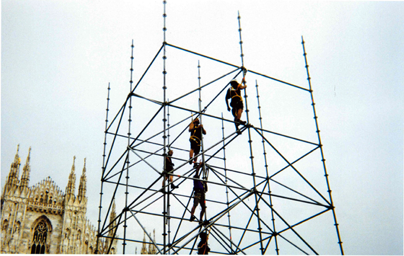 fotografía de estada enfronte de fachada de catedral