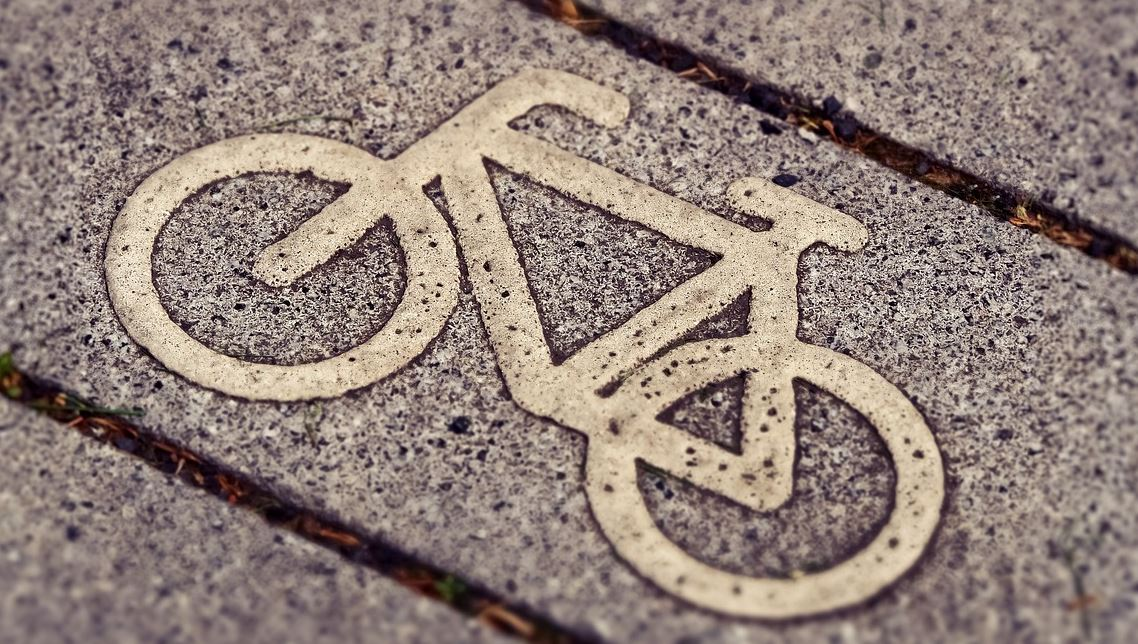 Bicicleta gravada no pavimento.