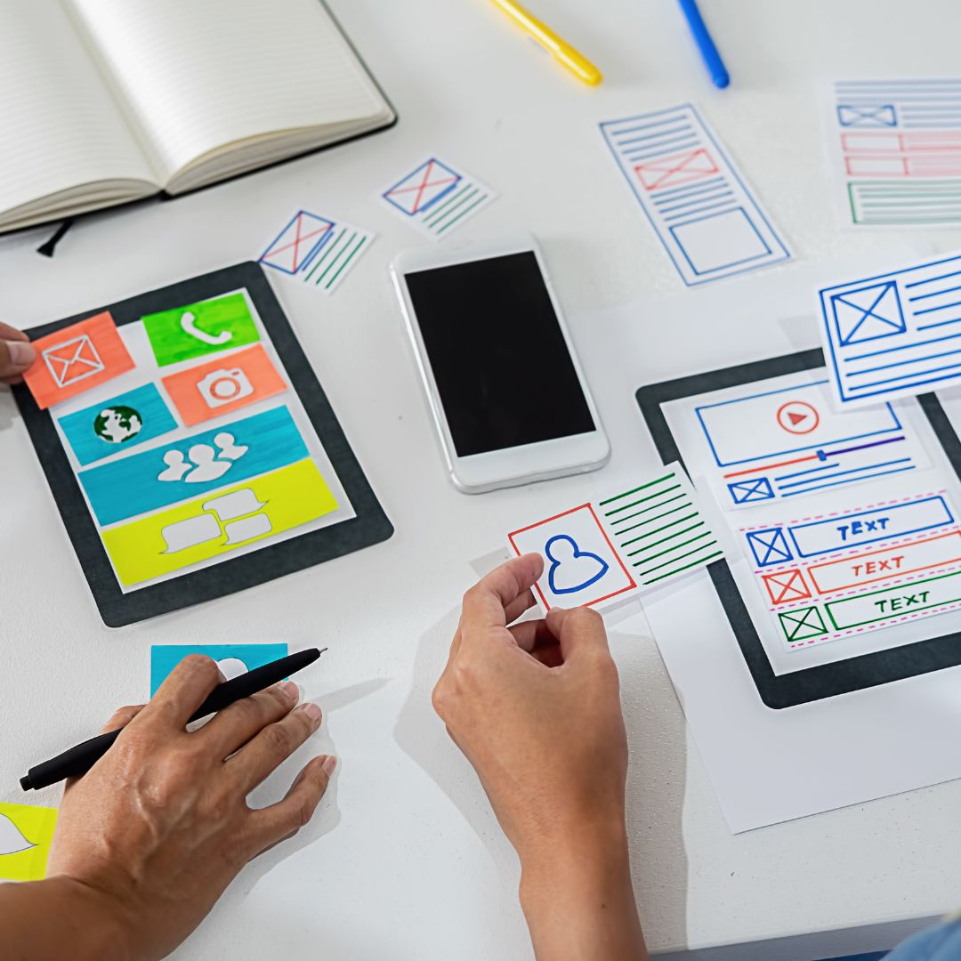 Fotografía de dúas persoas maquetando contido para unha tablet.