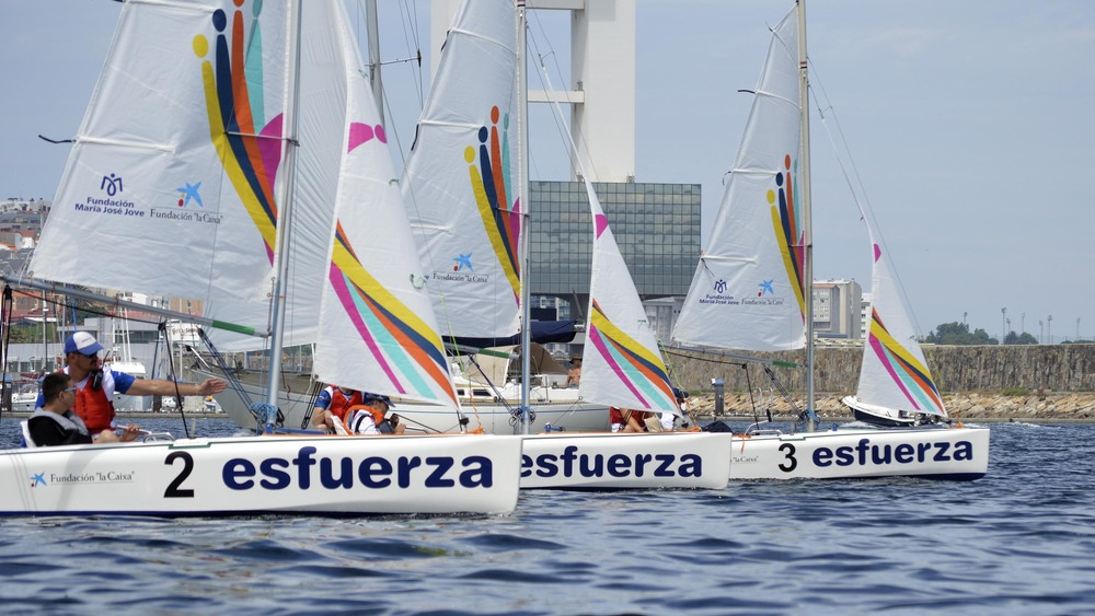 Fotografía de varias embarcacións de vela.