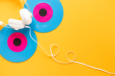 Auriculares sobre dous vinilos