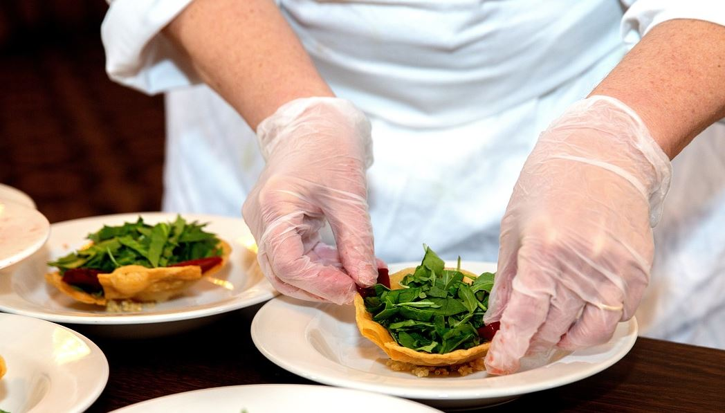Persoa preparando un prato de comida.