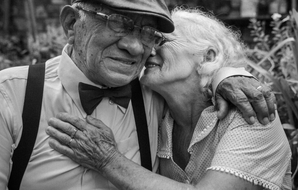 pareja de ancianos dándose un beso