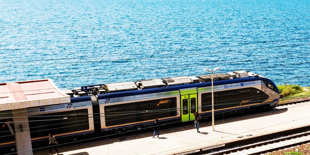 Tren circulando á beira do mar.