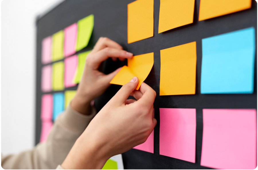 post-it de cores pegadas sobre fondo negro