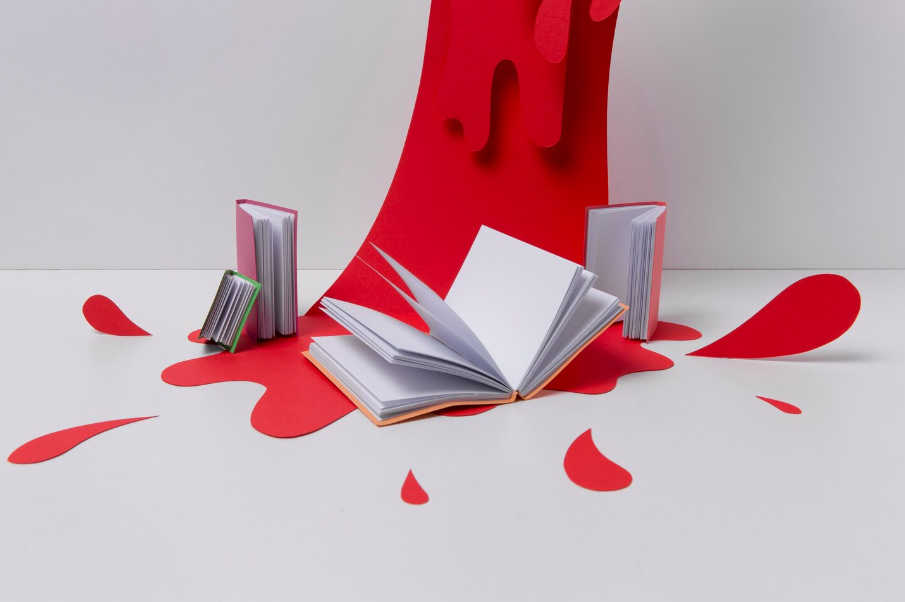 Libretas en blanvo sobre fondo de chorro rojo