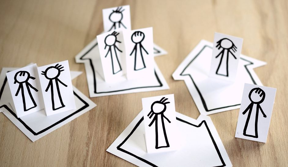 Recortes de papel con forma de persoas.