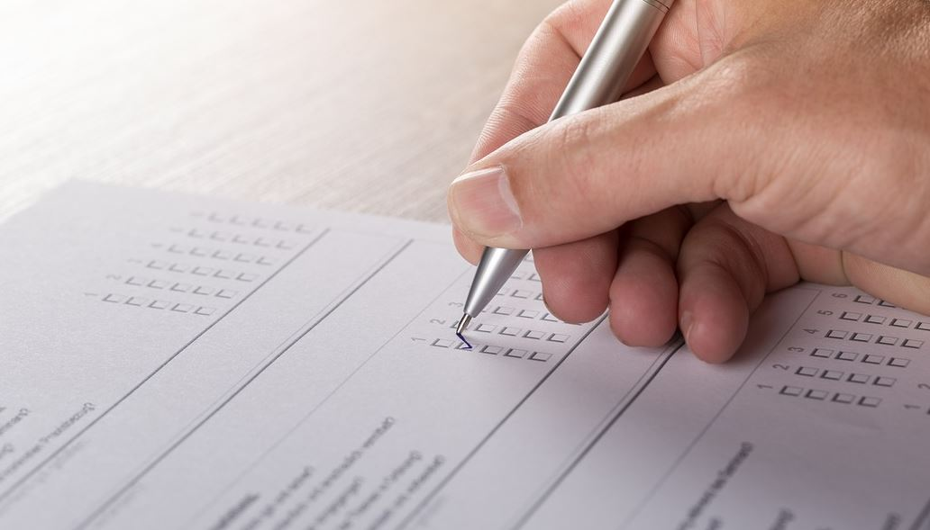 Persoa cubrindo un test.