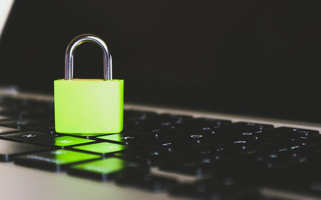 Candeado sobre o teclado dun ordenador.