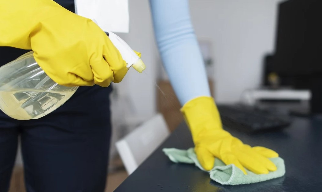 Persoa limpando cun pano.