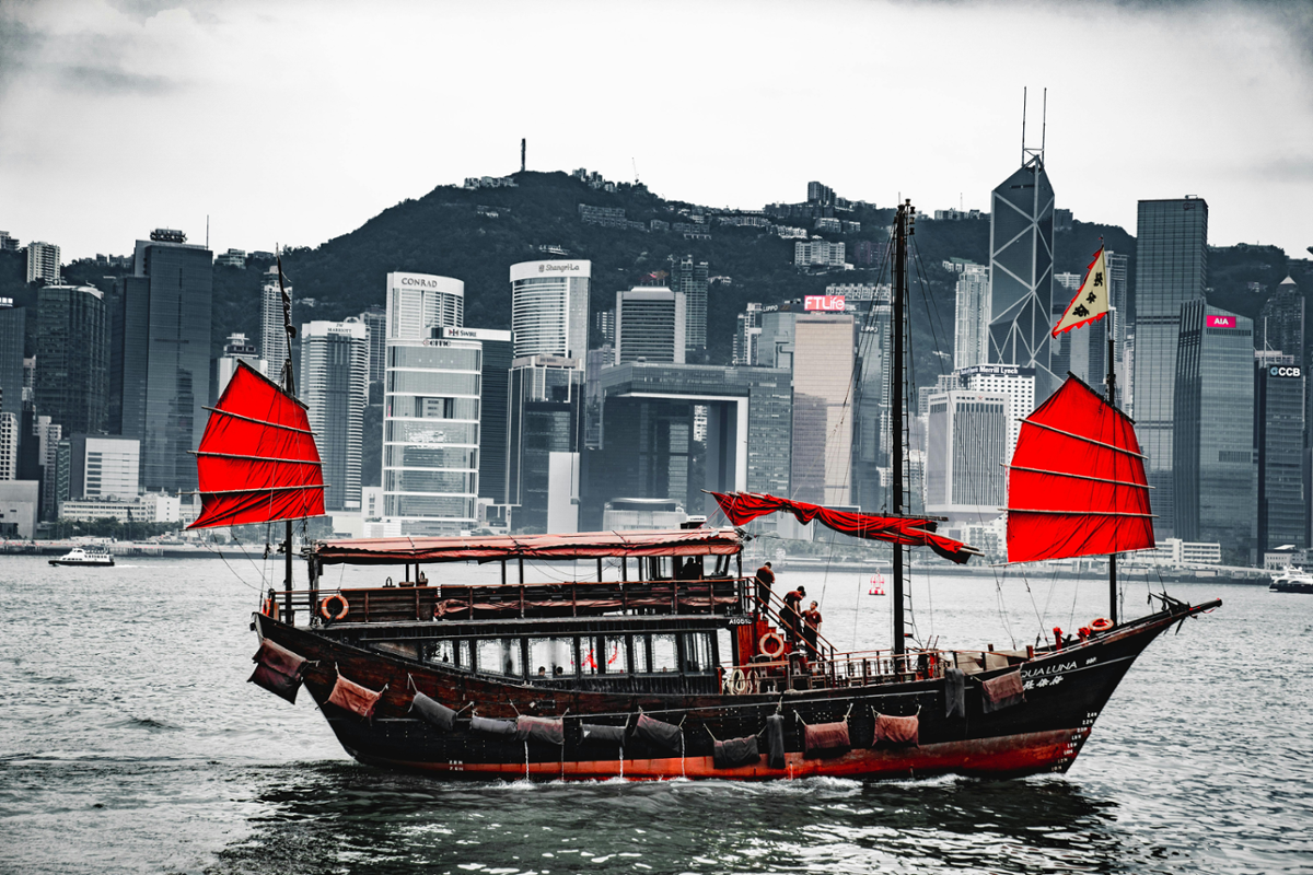 barco vermello en Hong Kong