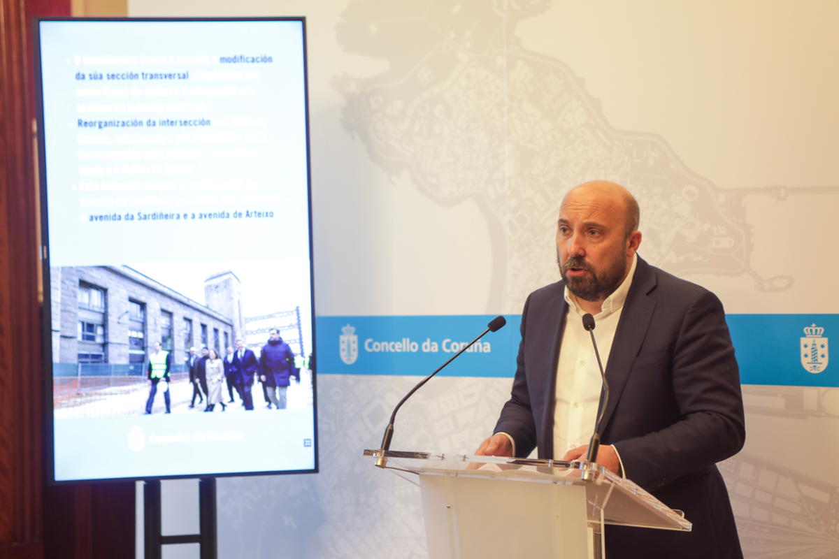 O voceiro municipal e concelleiro de Economía e Planificación Estratéxica, José Manuel Lage Tuñas, na rolda de prensa da Xunta de Goberno Local.