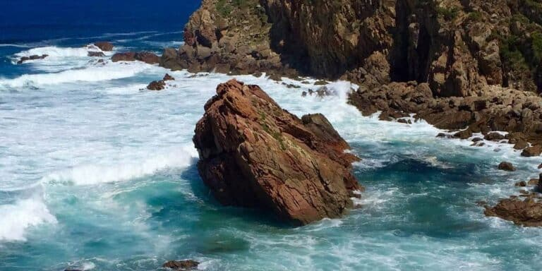 Fotografía da costa. Mar e penedos