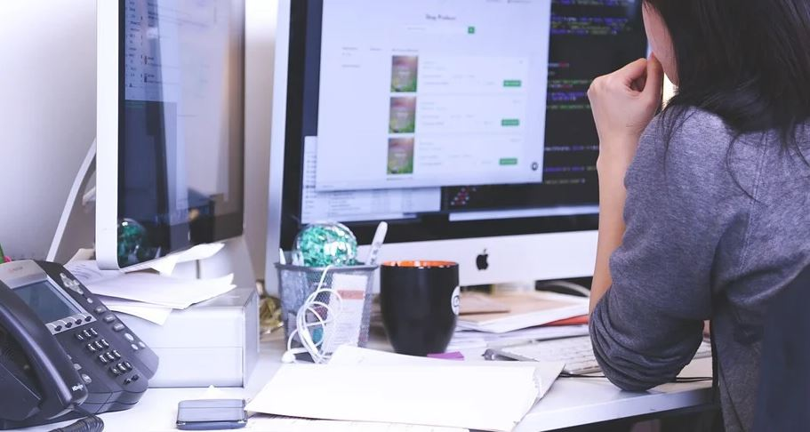 Muller traballando cun computador.