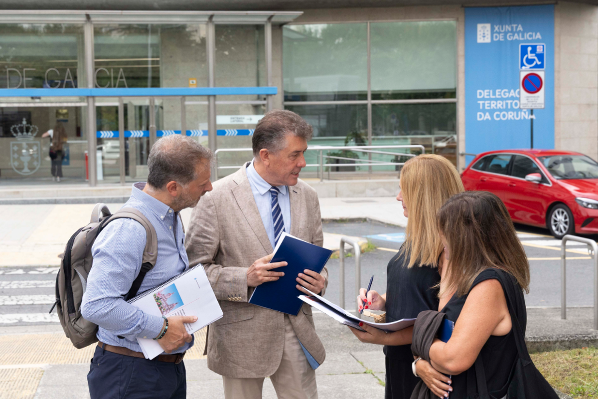 O concelleiro de Educación, Formación e Innovación Tecnolóxica, Juan Ignacio Borrego, hoxe entregando o informe no edificio da Delegación da Xunta.