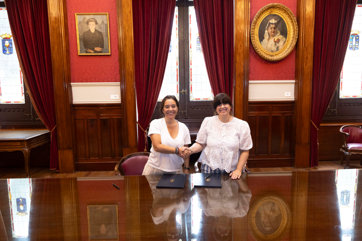 A alcaldesa, Inés Rey, asinando o convenio coa Federación de Anpas.