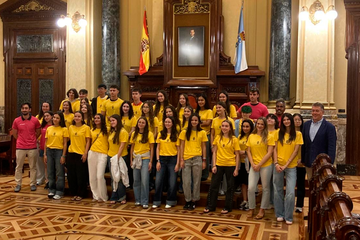 Os alumnos e alumnas co concelleiro en María Pita.