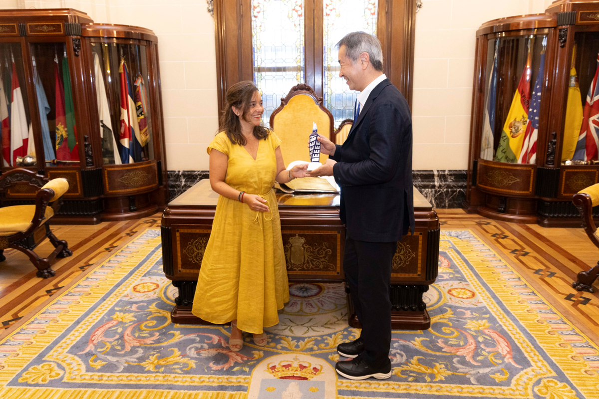 A alcaldesa, Inés Rey, recibe en María Pita ao profesor Takaaki Kajita, premio Nobel de física.